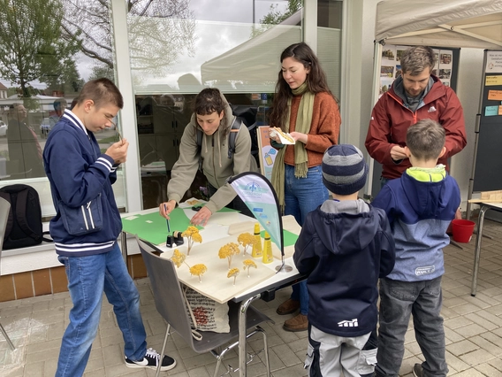 Studierende der Hochschule Fulda bei der Gestaltung ihrer Vorstellung vom Quartiersplatz